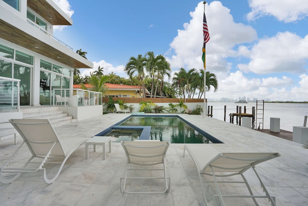 Miami Stunning Waterfront Villa Escape