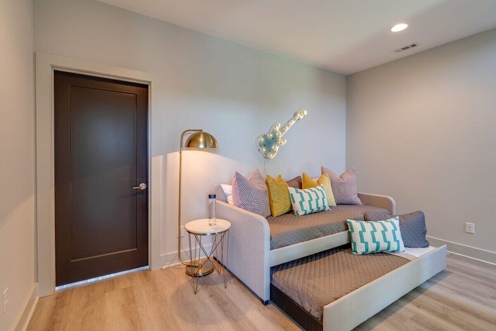 East Nash Oasis - 13 Beds - Going Fast