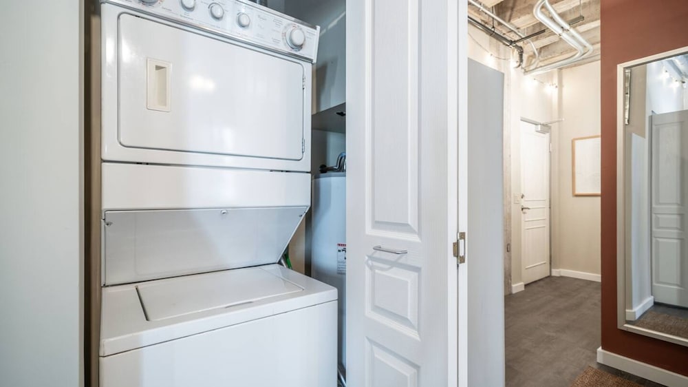 Luxury Downtown Phoenix Loft - Pool Gym Laundry