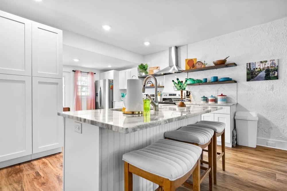 Newly Renovated Whimsical Cottage 2 Beds Hot Tub