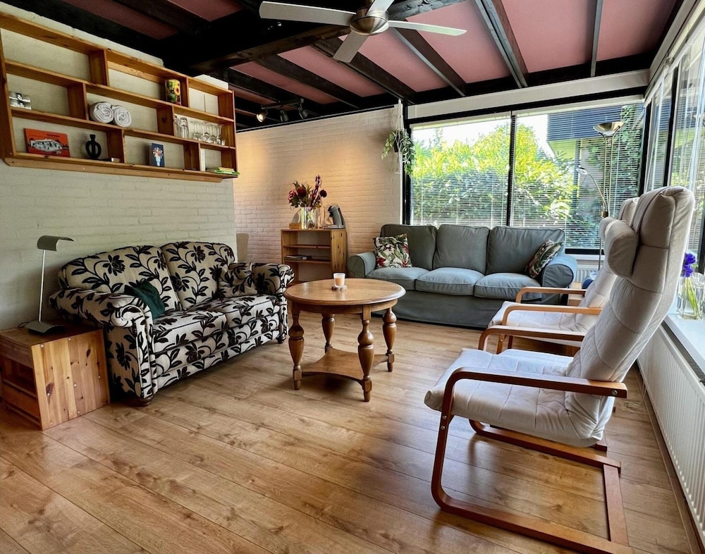 Amazing Bungalow With Sunny Garden