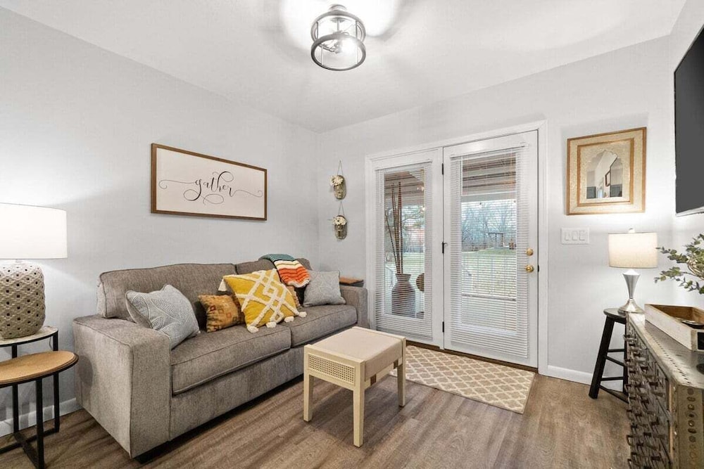 The Flat on Gratton - Lit Covered Outdoor Patio