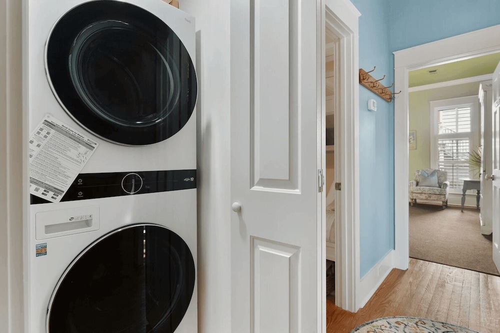 30A Grayt'n Greatful by Avantstay Charming Home+cottage, Walk to Western Lake