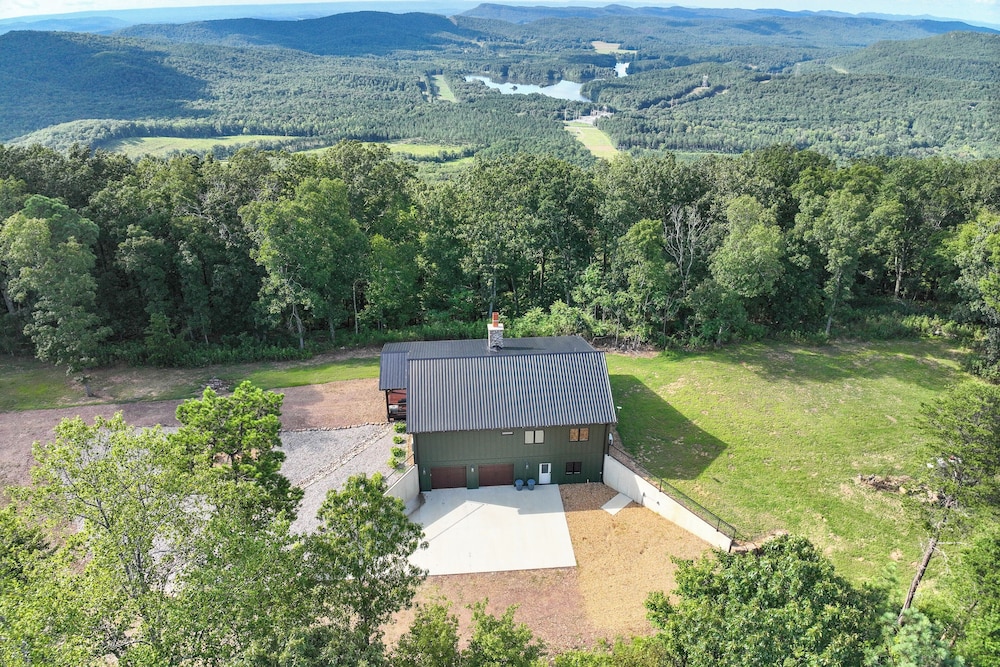 400 Acres on Lavender Mtn: Getaway w/ Hot Tub!