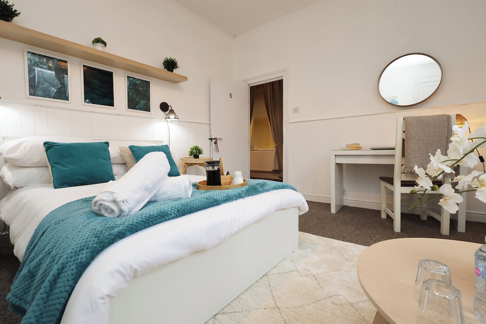 Cardiff Guesthouse & On-Street Parking