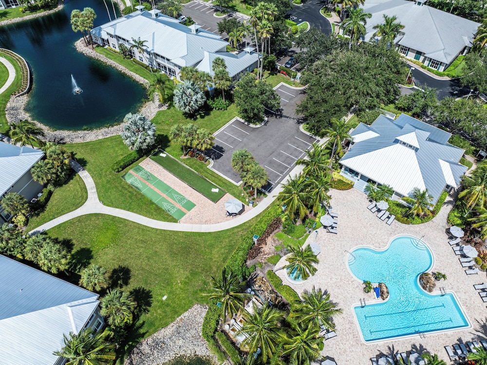 Genoa Vacation Rental: Stylish 2-BR Condo with Golf & Lake Views. Resort-Style Pool, Hot Tub, and Easy Access to Championship Golf. Minutes from Naples Bea