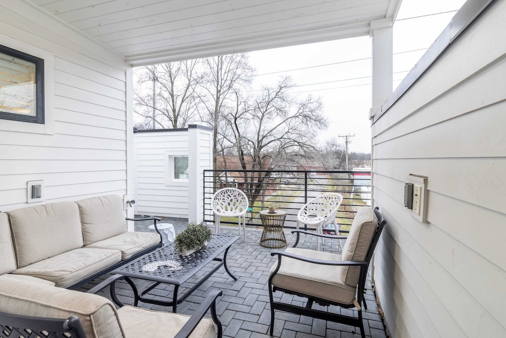 Monty by Avantstay 4bdr 4ba, Balcony w/ Outdoor Seating, 5mins to DT