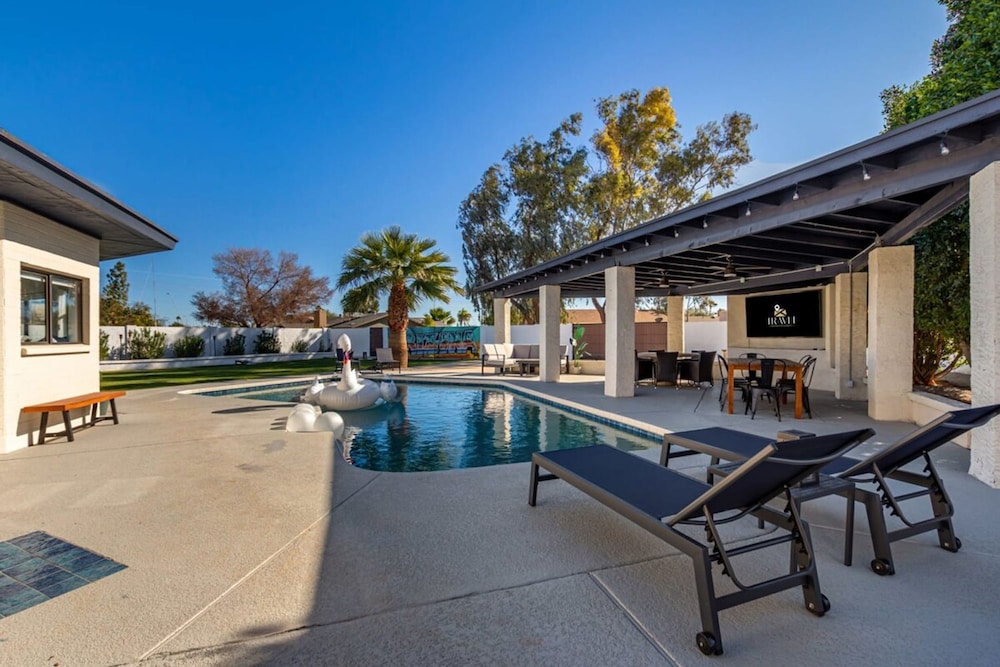 5BR Resort-style Oasis 2 Primary s Cabana Gameroom