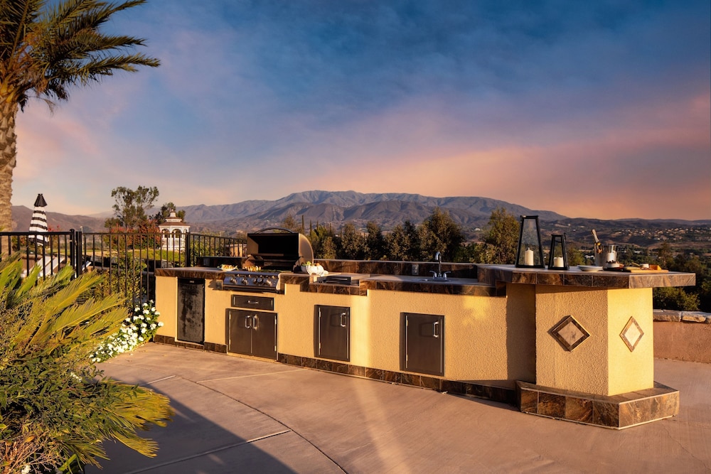 Sangiovese By Avantstay Spectacular Estate w Pool Hot Tub Putting Green