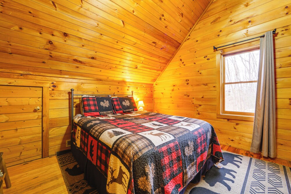 Creek On-site! Cabin 7 Mi to Cataloochee Ski Area