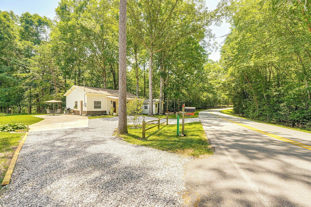 1/2 Mi to Lake Nottely: Blairsville Home w/ Patio!