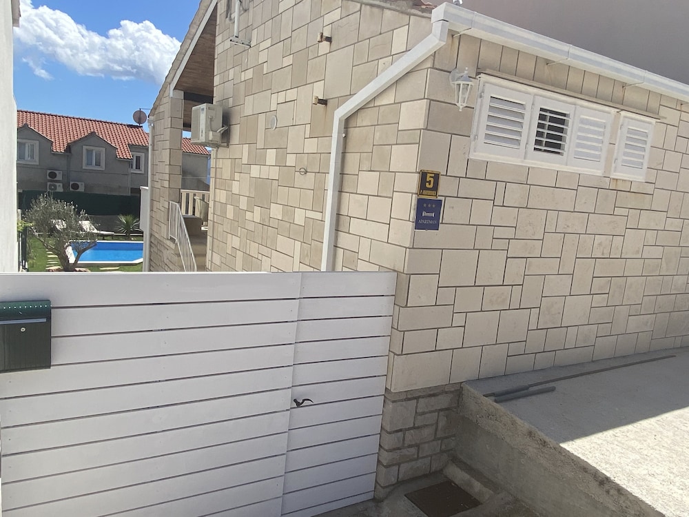 Villa Mediterra Garden & Pool view 2