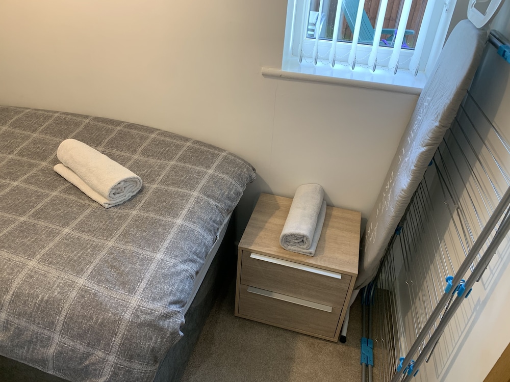 Stylish and Immaculate 2-bed Apartment in Leigh, photo 13