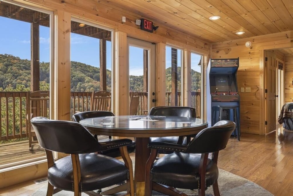 Eagle's Nest - 3 Bedrooms, 3.5 Baths, Sleeps 10 Home by RedAwning