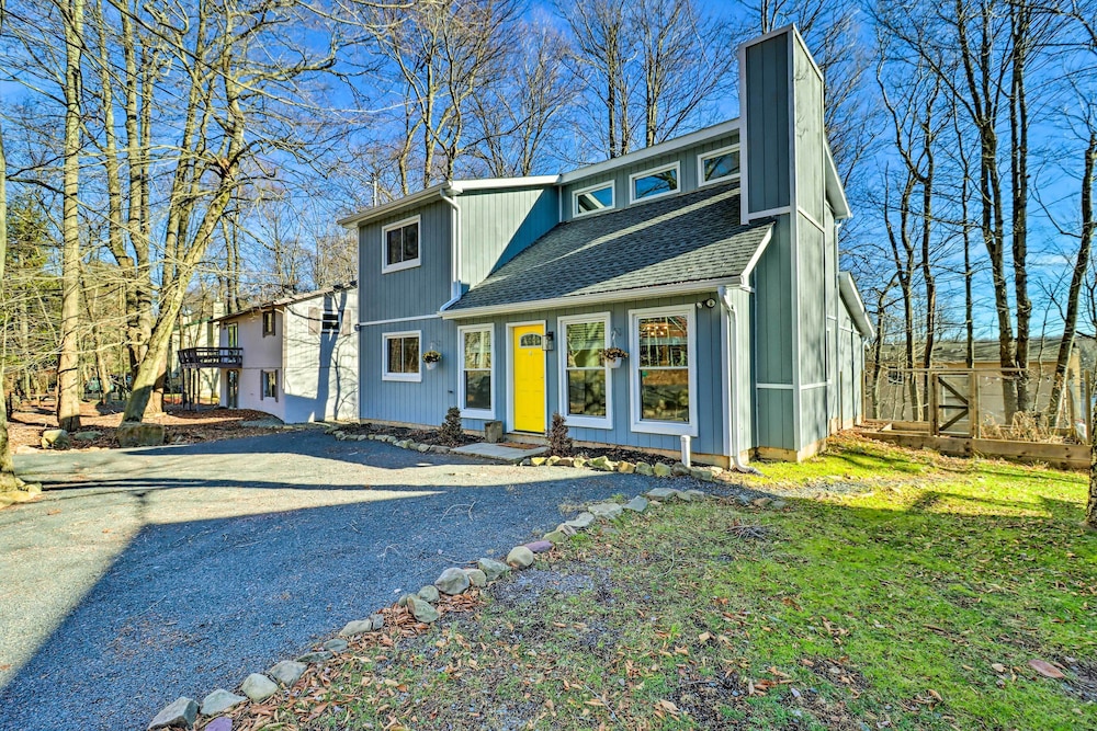 Bright Tobyhanna Retreat w/ Fire Pit, Walk to Lake view 2
