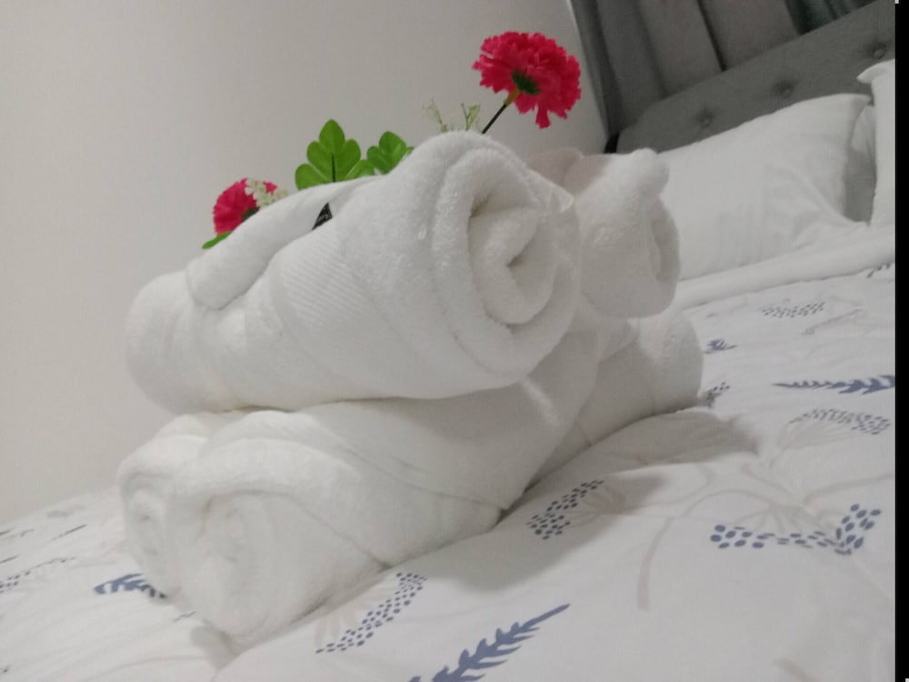 Luxurious Bayview 2BR Near MOA Picc CCP Free Wifi