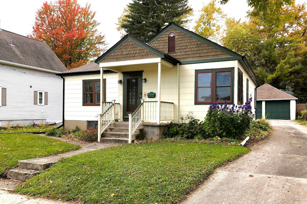 Cozy Cedarburg House - Walk to Historic Downtown!