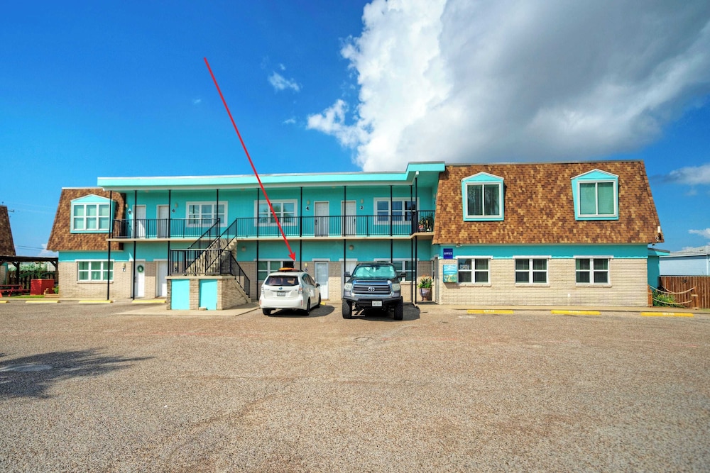 2 Units Beach Boardwalk, Pool, Pickleball + Tennis Island Retreat Complex