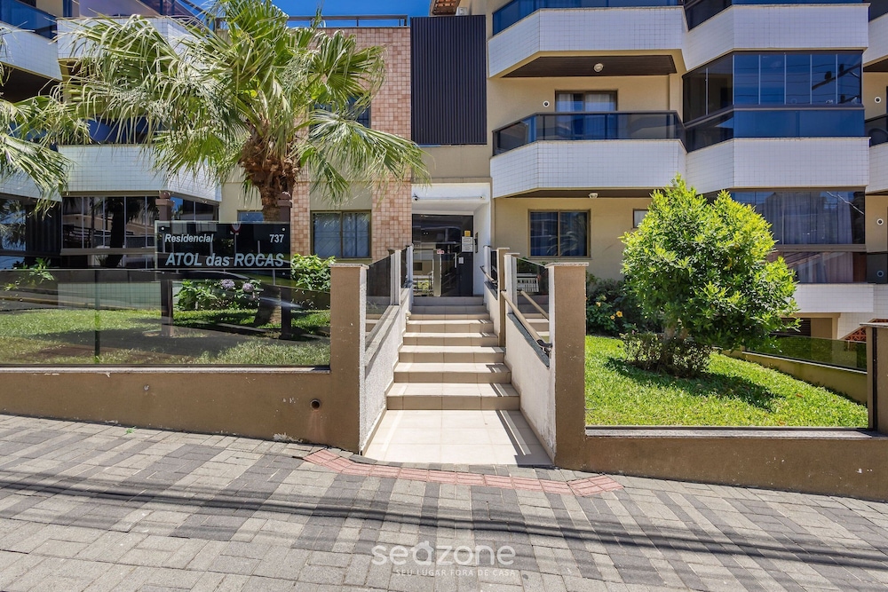 Apt in Condo w/ Pool 140 m From the Beach Rar0213