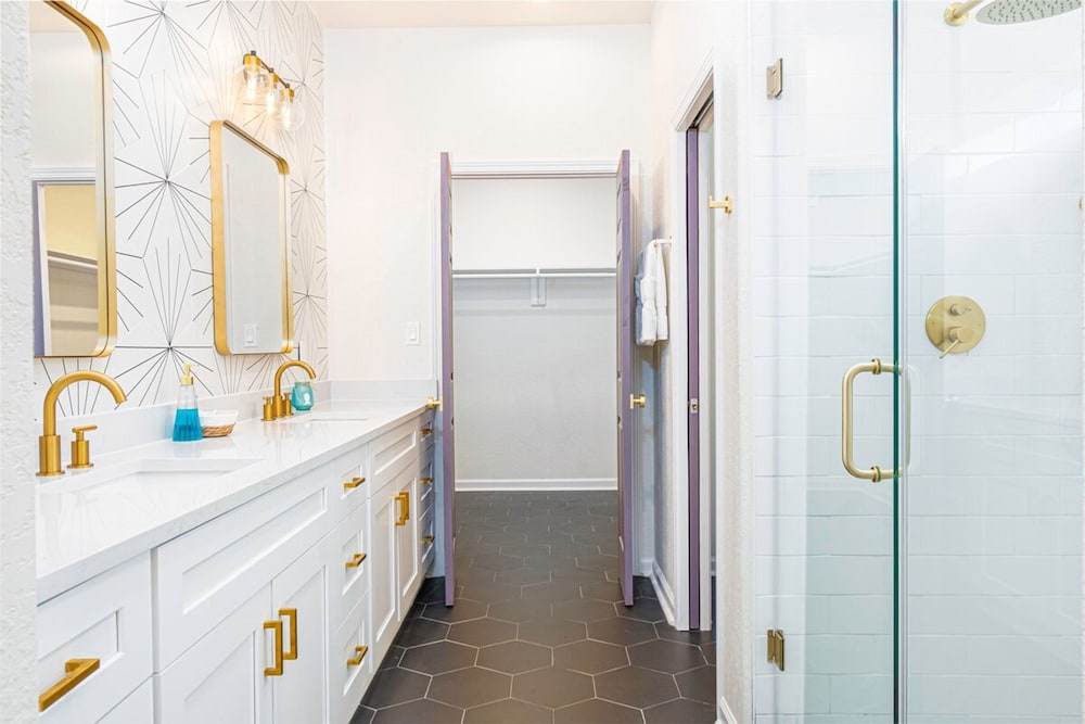 Stunning Elegance 4BR 2 5 BA Near Vibrant Downtown view 2