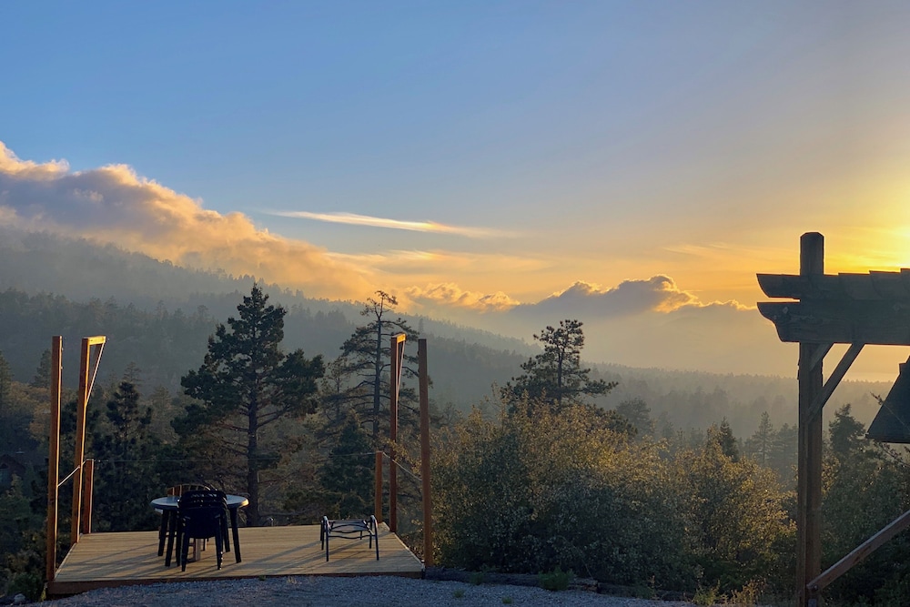 Mountain & Lake View Dog-friendly Retreat