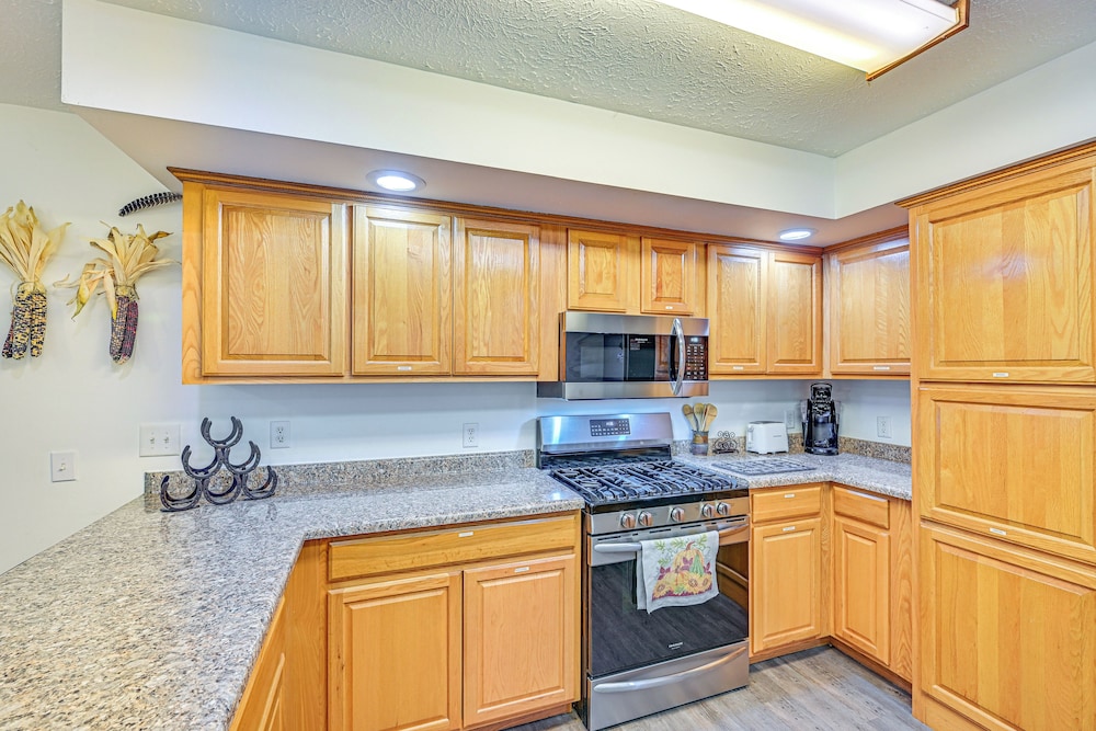 8-acre Bridgman Oasis: Pool, Hot Tub & Game Room