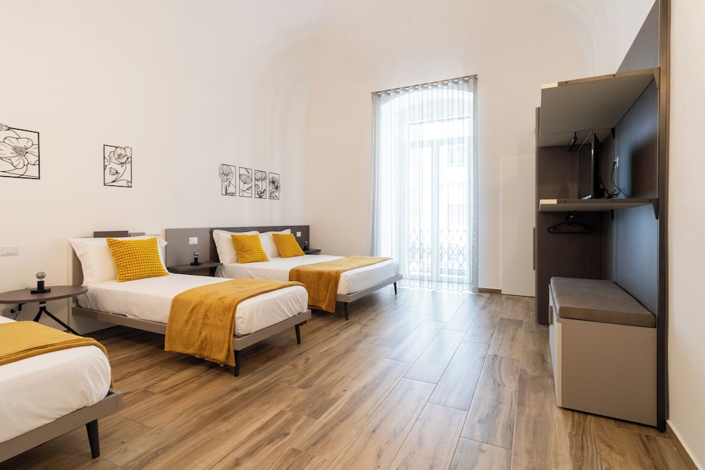 Nicolaus 204 - Brown & Grey Rooms by Wonderful Italy
