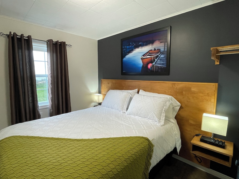 Buoy & Arrow Restaurant and Suites