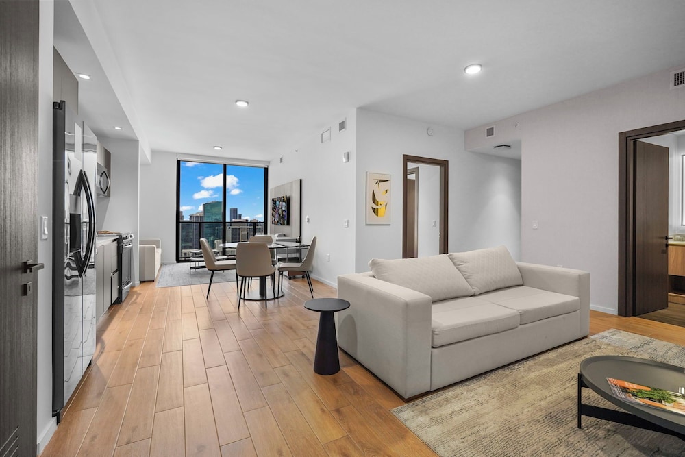 Bayside Apt with Stunning City Views