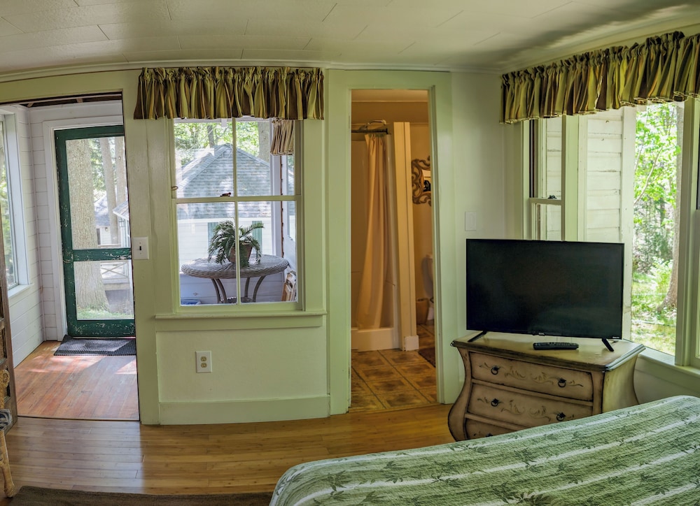 Hinckleys Dreamwood Cottages