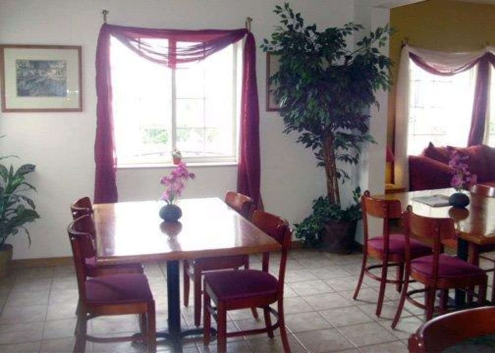 Salina Vacations - Rodeway Inn - Property Image 12