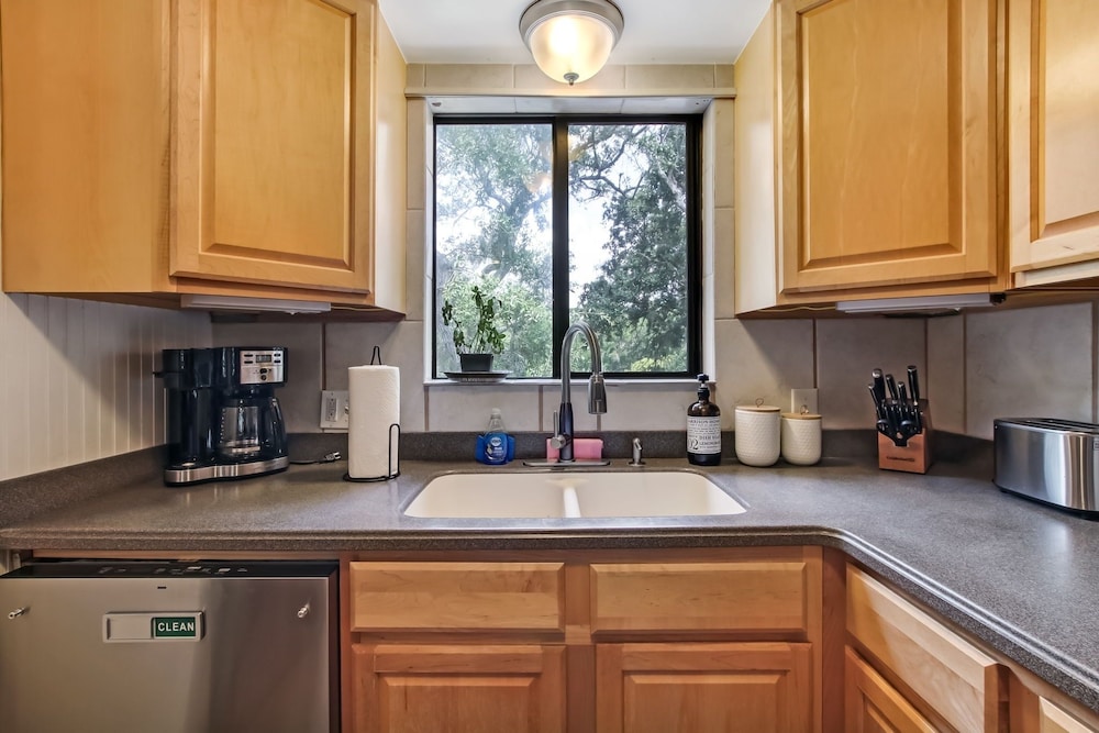 Amelia Landings 9f 2 Bedroom Condo