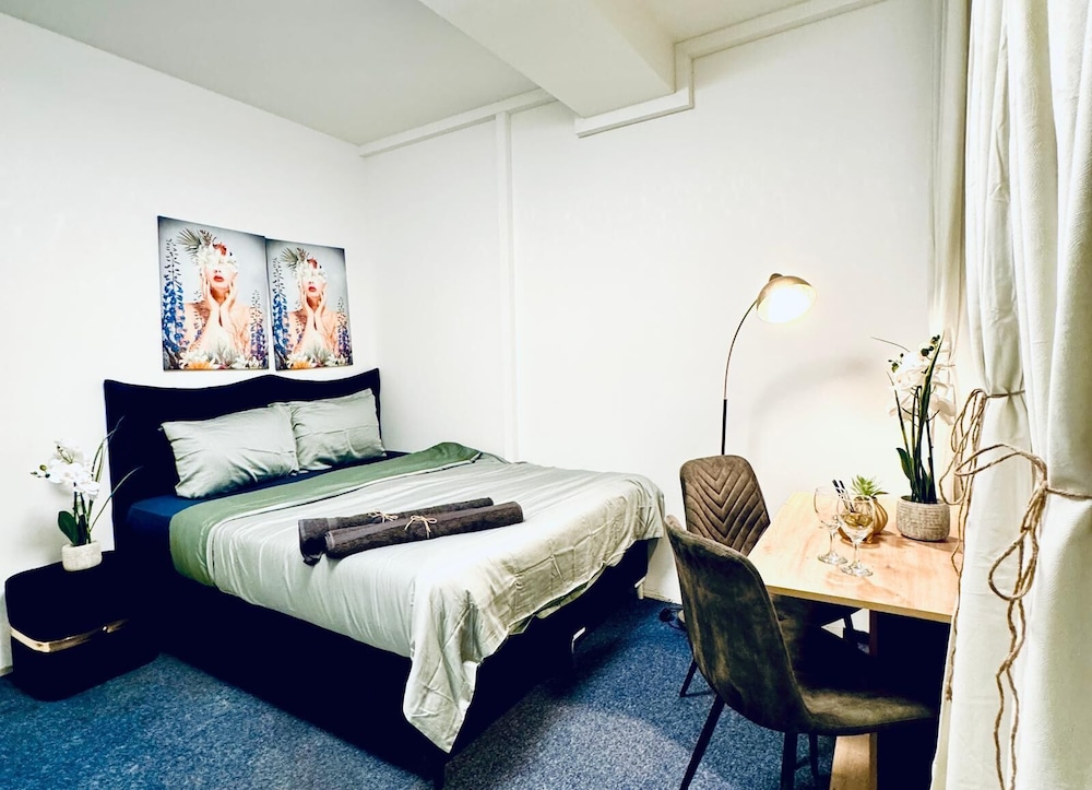 Spacious 7BR Apartment Prime Location