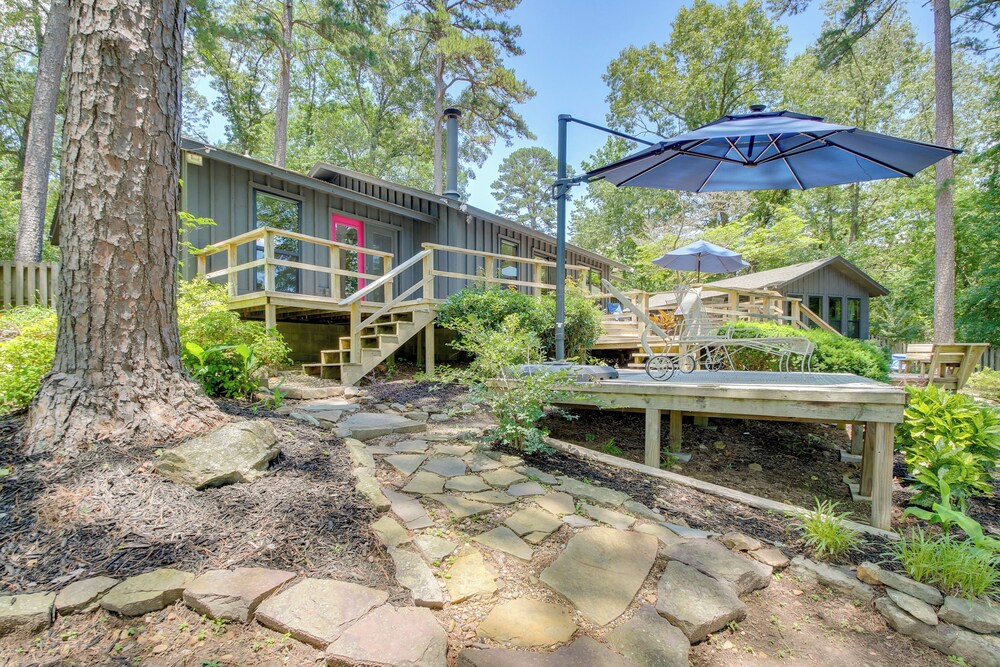 Secluded Lake Hamilton Access: Hot Springs Home