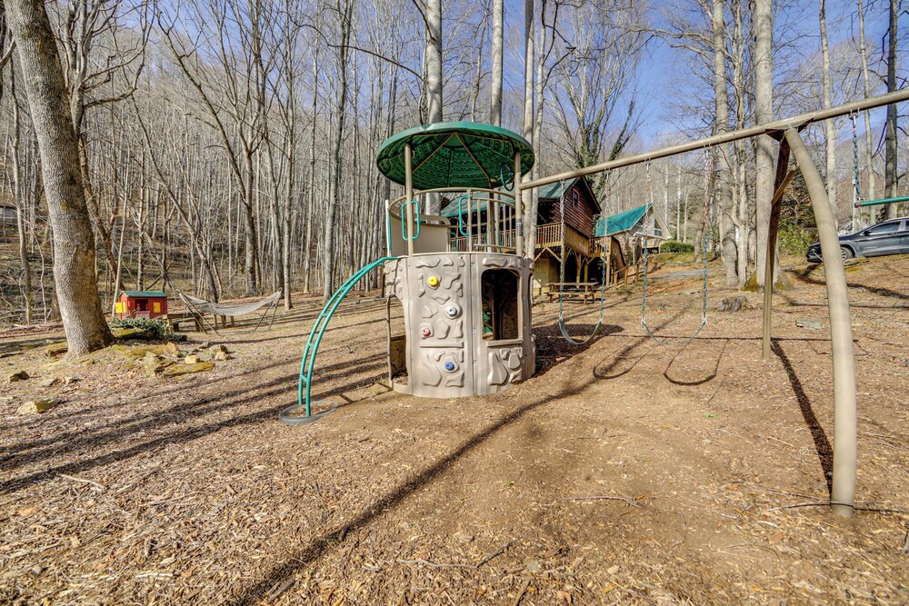 Family Log Cabin w/ Mtn Views, 2 Mi to Tube World!