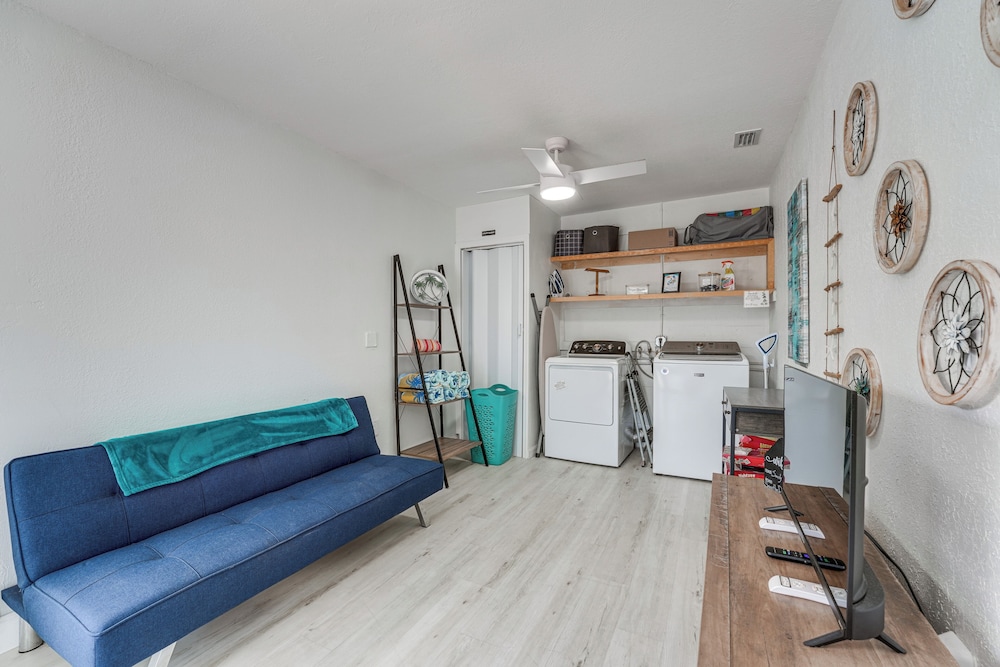 4 Mi to Beach! Furnished Outdoor Oasis in Seminole