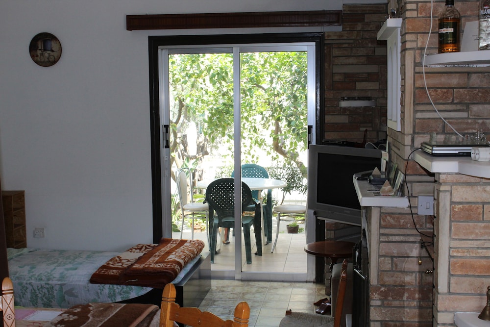 Costas Hostel Action