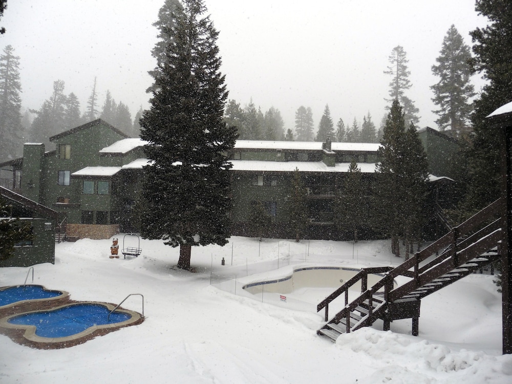 Hotel St. Anton Courtyard View 1-bedroom Condos w/ Dry Sauna - Image 1