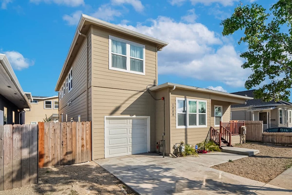 Massive 8BR Home in Hayward With AC Free Parking