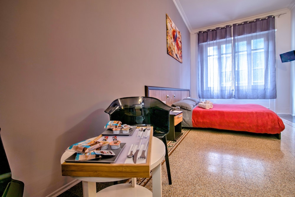Maqueda Central Suites en Palermo — hotel room