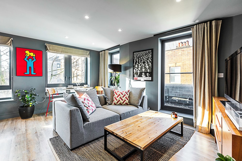 Bermondsey Bliss: Views, Comfort, and City Access!