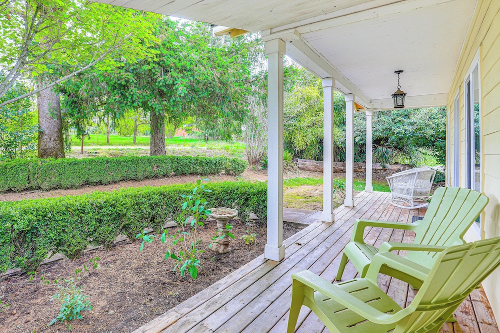 8 Mi to Columbia River Gorge: Cottage w/ Deck!