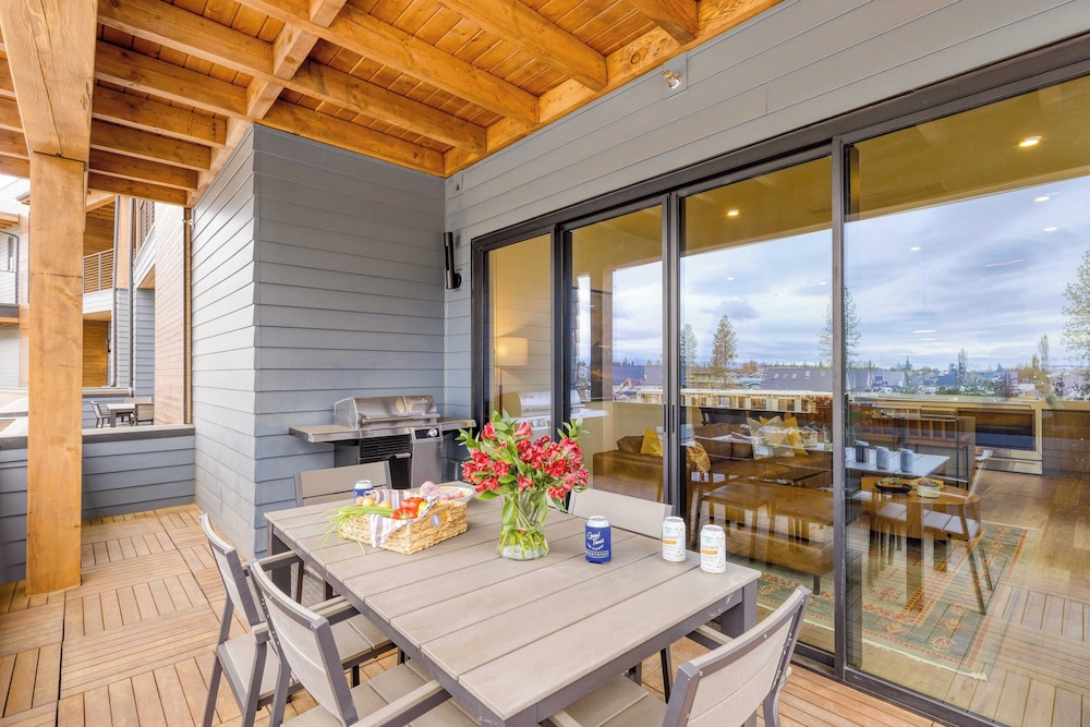 Sleeps 40! 8 Modern Units/20 Bdrs w/ Deck+hot Tub, 10mins to Downtown & Old Bend