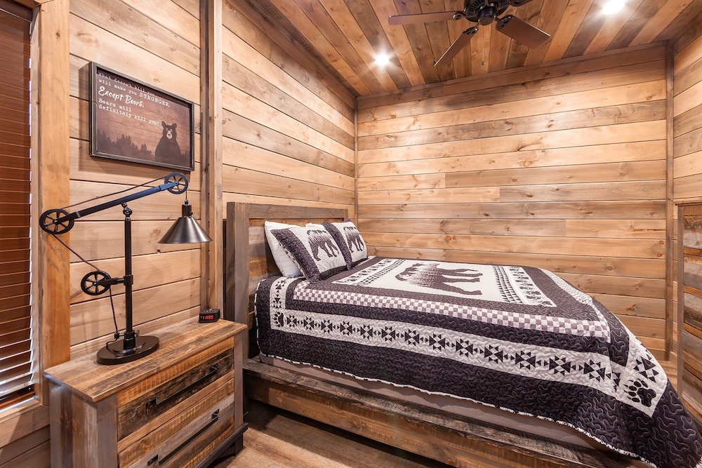 The Gathering Place 3 Bedroom Cabin by RedAwning view 3