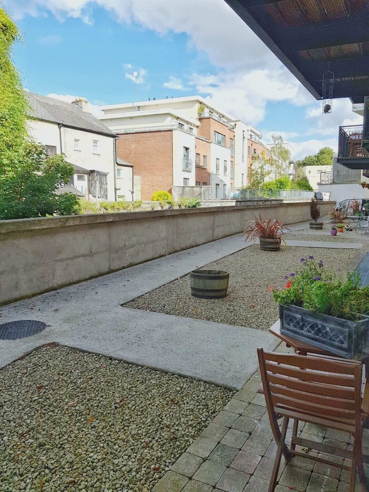 Exhilarating 2BD Flat With Outdoor Patio, Dublin!