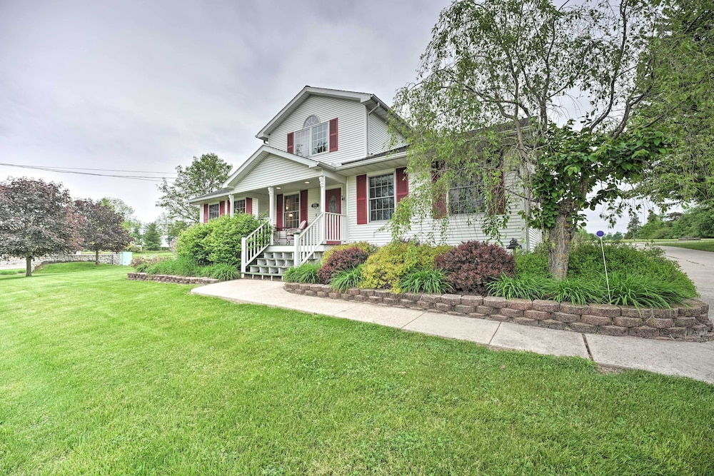 Beautiful Irish Hills Farmhouse w/ Fire Pit!