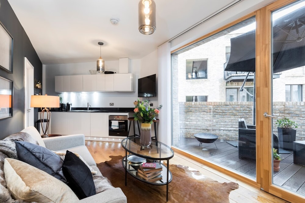 Modern & Designed 2 bed Penthouse Apt Sleeps Five