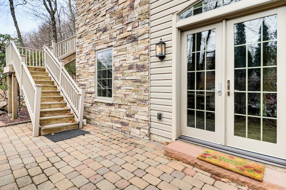 Boulder Lake Access: Townhome w/ Deck!