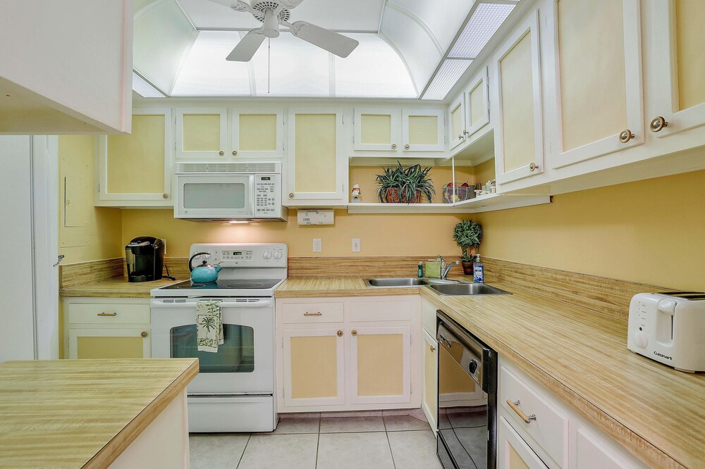 Bungalow-style Beachfront Condo With Pool