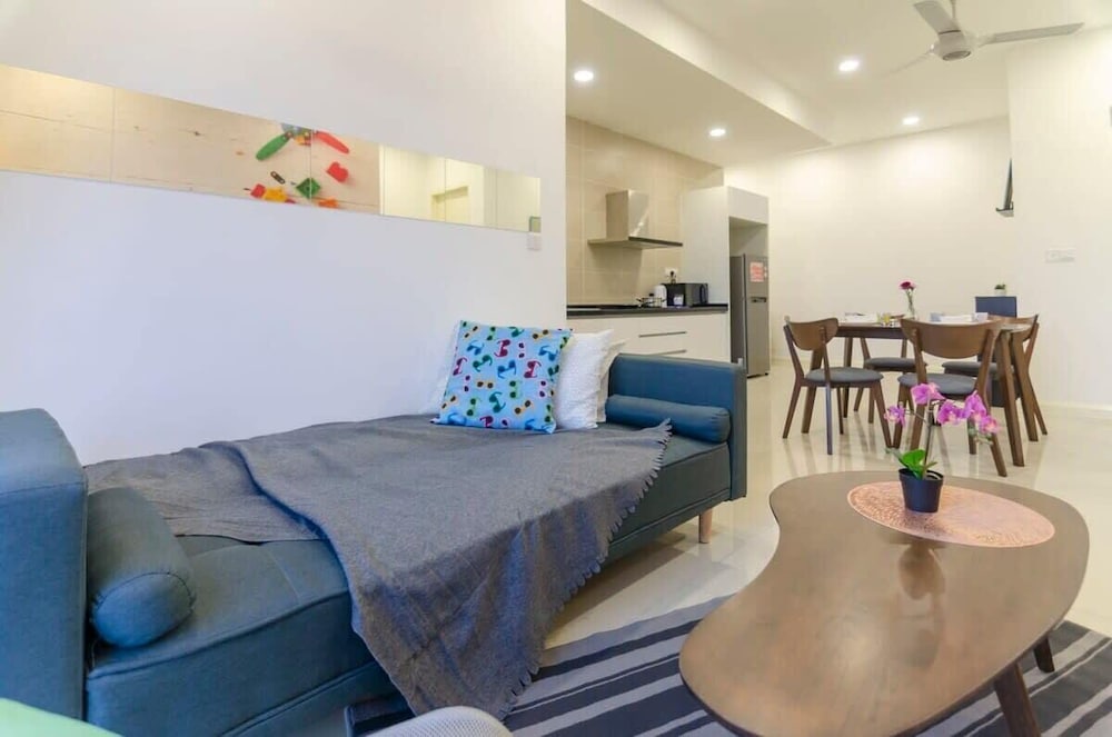 Chic 2BR Dpristine 9 Next to Legoland Free Parking